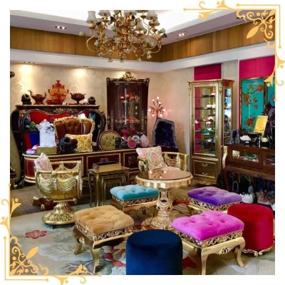 以金色花框裝飾的台北店店內照：金色雕花座椅與彩色絲絨坐凳