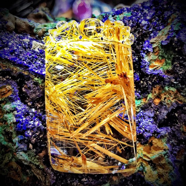 深藍晶簇上的鈦晶牌
